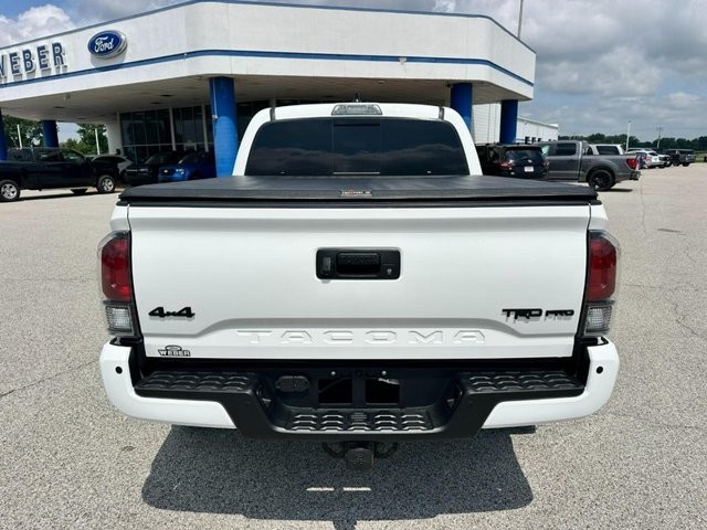 Toyota Tacoma 4WD Vehicle Full-screen Gallery Image 4