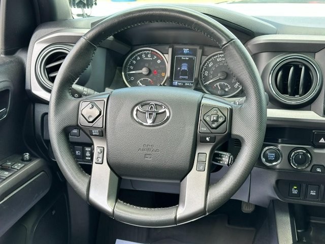Toyota Tacoma 4WD Vehicle Full-screen Gallery Image 13