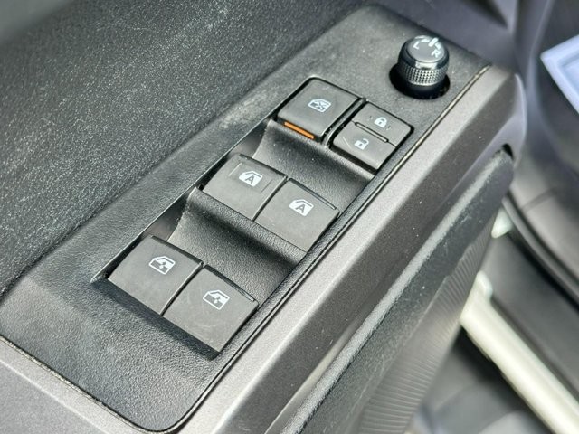 Toyota Tacoma 4WD Vehicle Full-screen Gallery Image 17