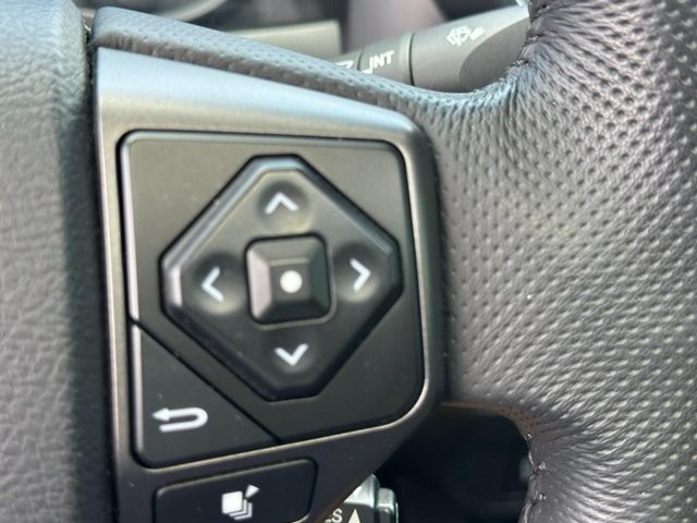 Toyota Tacoma 4WD Vehicle Full-screen Gallery Image 20