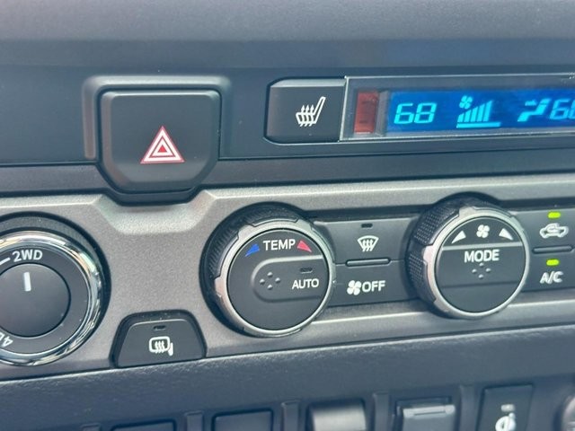 Toyota Tacoma 4WD Vehicle Full-screen Gallery Image 22