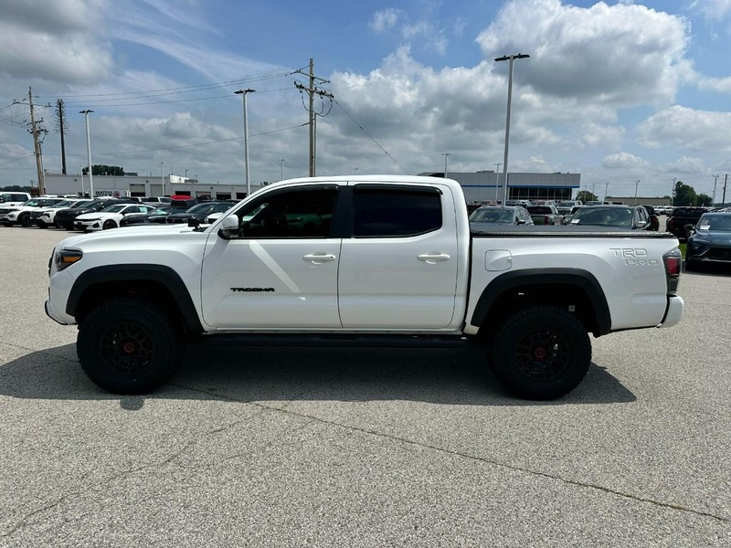 Toyota Tacoma 4WD Vehicle Full-screen Gallery Image 2