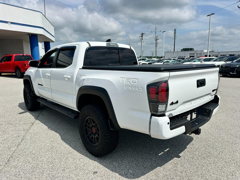 Toyota Tacoma 4WD Vehicle Full-screen Gallery Image 3