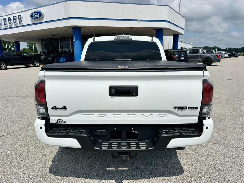 Toyota Tacoma 4WD Vehicle Full-screen Gallery Image 4