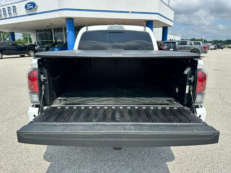 Toyota Tacoma 4WD Vehicle Full-screen Gallery Image 5