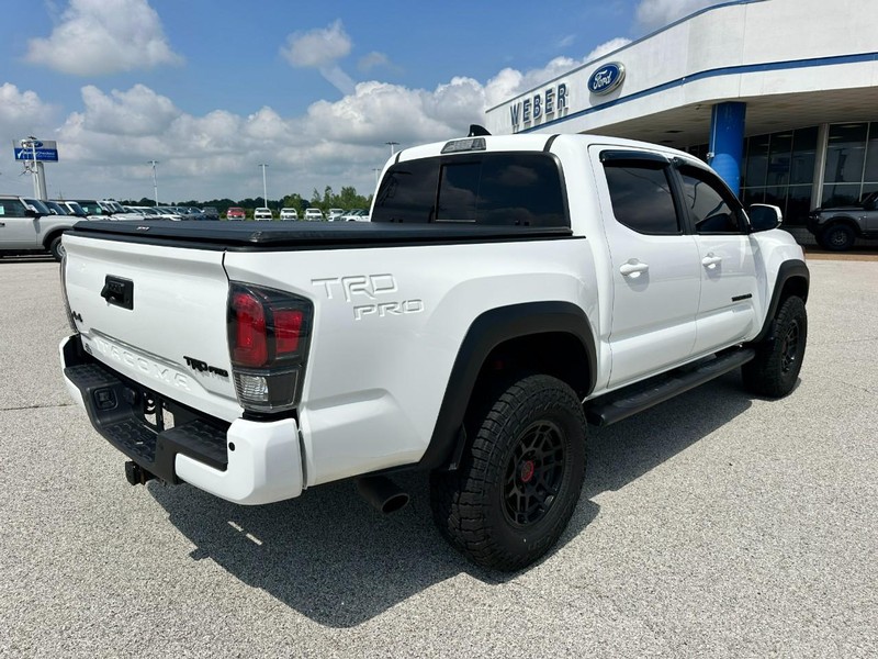Toyota Tacoma 4WD Vehicle Full-screen Gallery Image 6