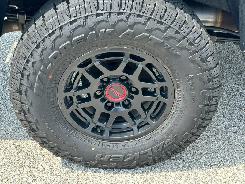 Toyota Tacoma 4WD Vehicle Full-screen Gallery Image 7