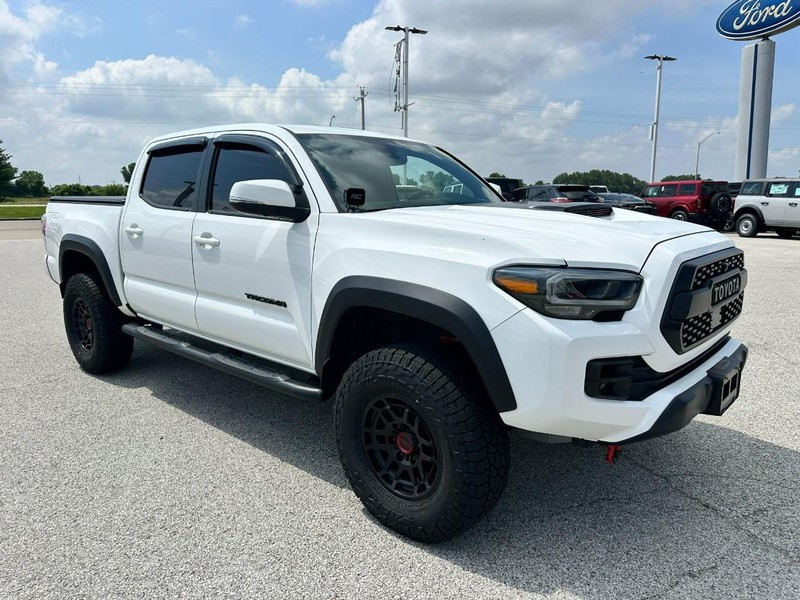 Toyota Tacoma 4WD Vehicle Full-screen Gallery Image 8