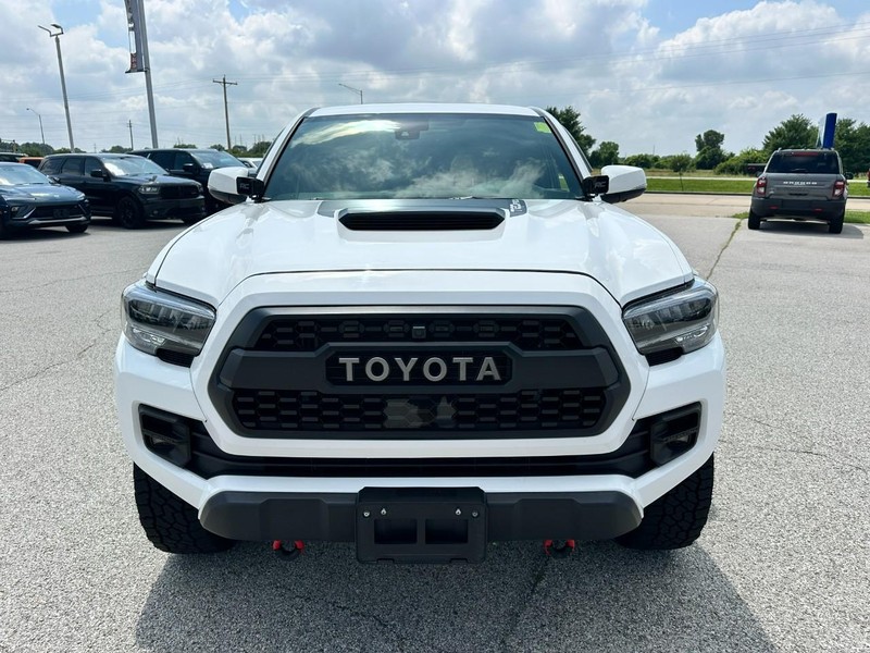 Toyota Tacoma 4WD Vehicle Full-screen Gallery Image 9