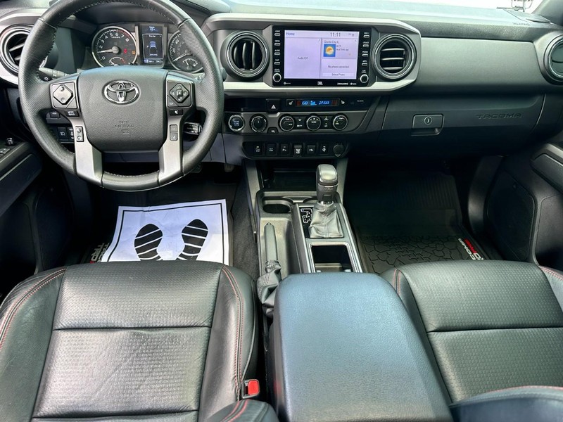Toyota Tacoma 4WD Vehicle Full-screen Gallery Image 12