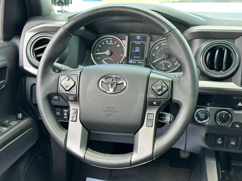 Toyota Tacoma 4WD Vehicle Full-screen Gallery Image 13