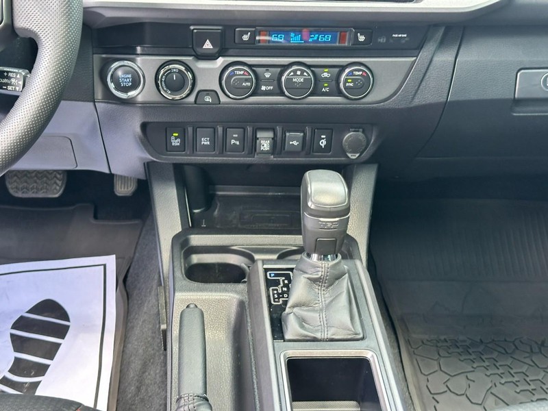 Toyota Tacoma 4WD Vehicle Full-screen Gallery Image 15