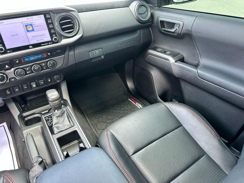 Toyota Tacoma 4WD Vehicle Full-screen Gallery Image 16