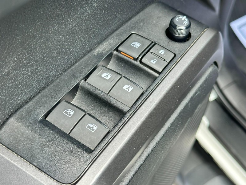 Toyota Tacoma 4WD Vehicle Full-screen Gallery Image 17