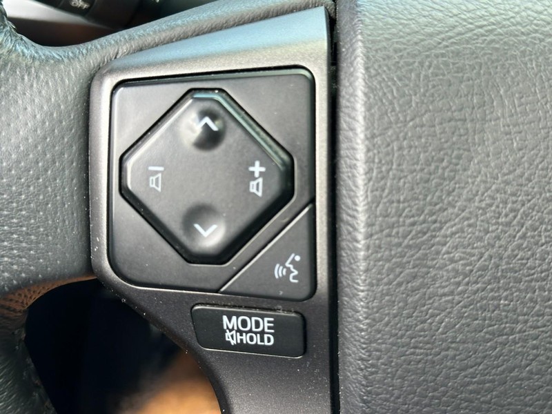 Toyota Tacoma 4WD Vehicle Full-screen Gallery Image 19