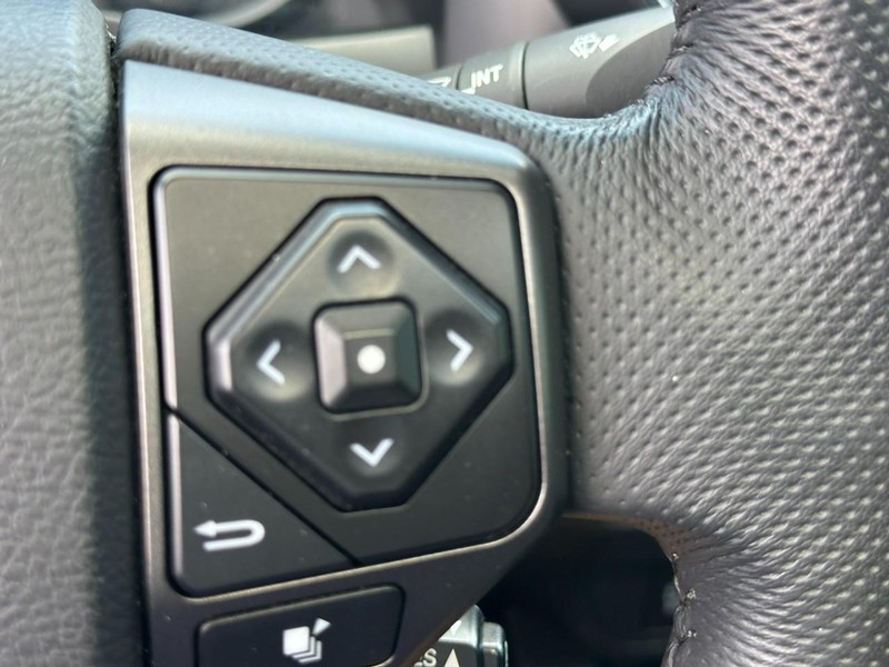 Toyota Tacoma 4WD Vehicle Full-screen Gallery Image 20