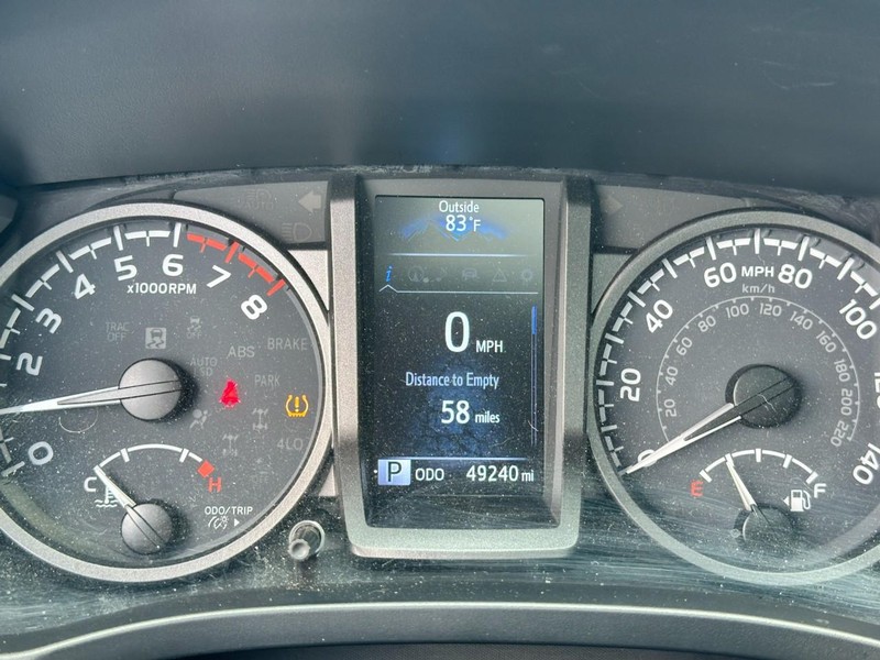 Toyota Tacoma 4WD Vehicle Full-screen Gallery Image 21
