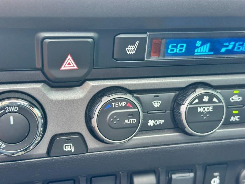 Toyota Tacoma 4WD Vehicle Full-screen Gallery Image 22