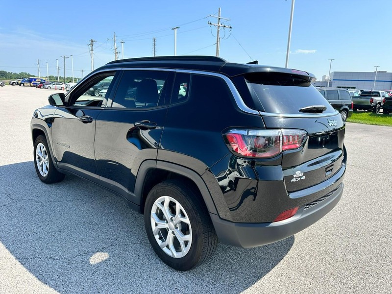 Jeep Compass Vehicle Full-screen Gallery Image 3