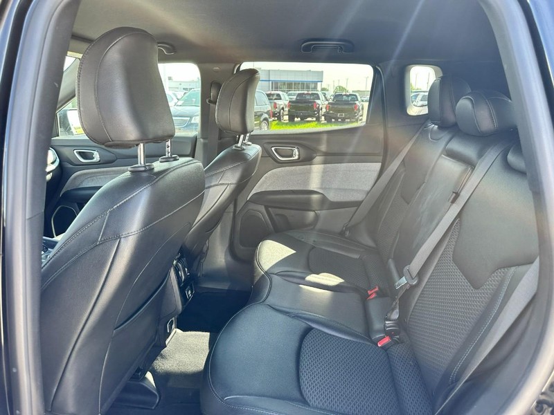 Jeep Compass Vehicle Full-screen Gallery Image 10