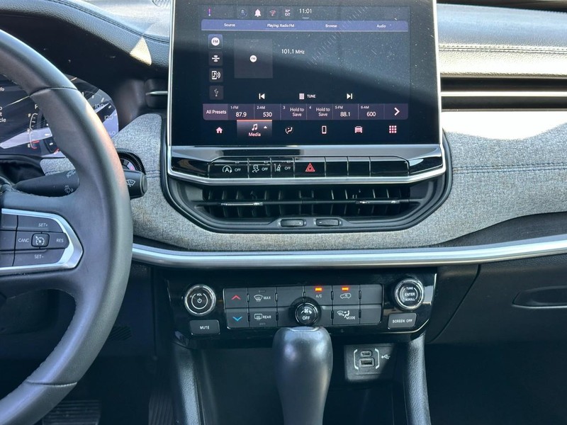 Jeep Compass Vehicle Full-screen Gallery Image 13