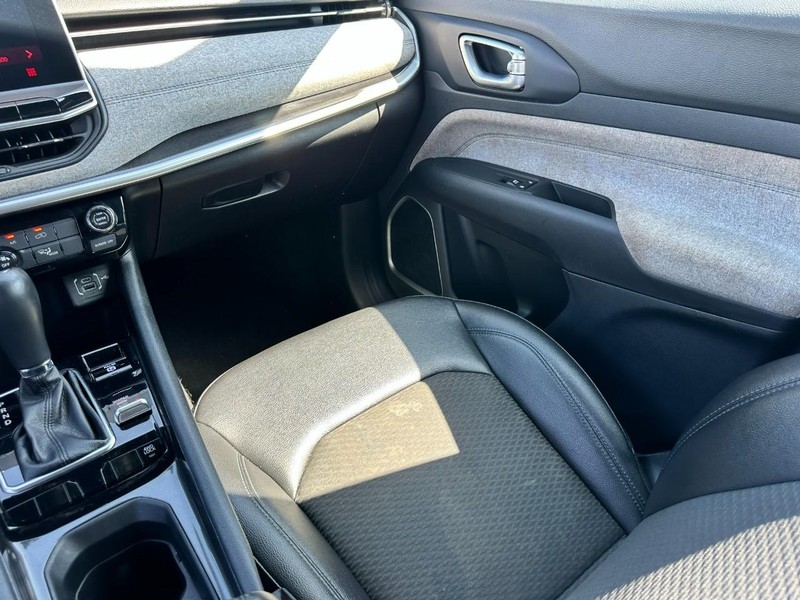 Jeep Compass Vehicle Full-screen Gallery Image 15