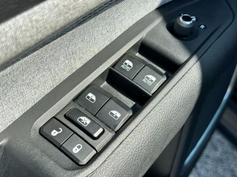 Jeep Compass Vehicle Full-screen Gallery Image 16
