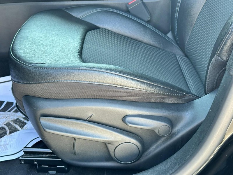 Jeep Compass Vehicle Full-screen Gallery Image 17