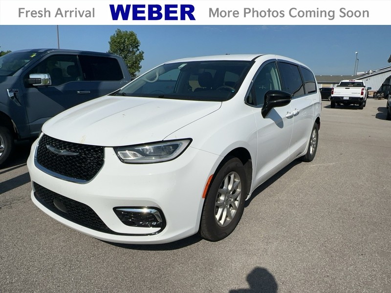 Chrysler Pacifica Vehicle Full-screen Gallery Image 01