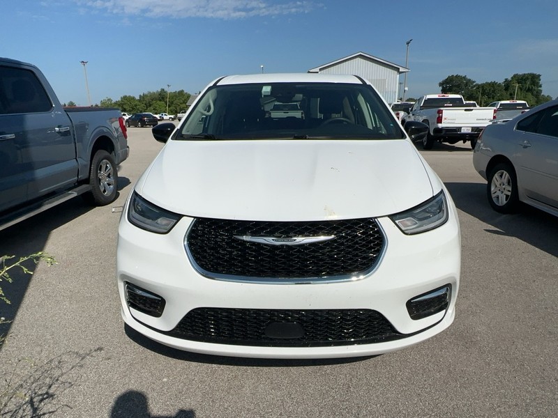 Chrysler Pacifica Vehicle Full-screen Gallery Image 02