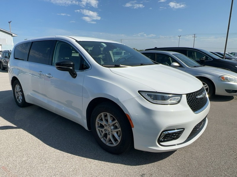 Chrysler Pacifica Vehicle Full-screen Gallery Image 03