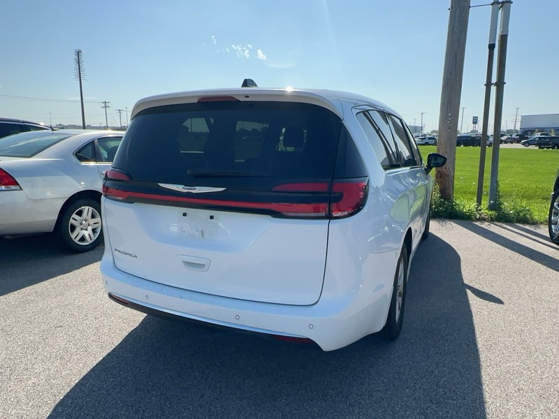 Chrysler Pacifica Vehicle Full-screen Gallery Image 04