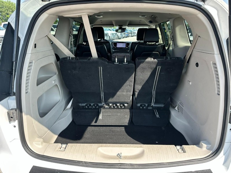 Chrysler Pacifica Vehicle Full-screen Gallery Image 5