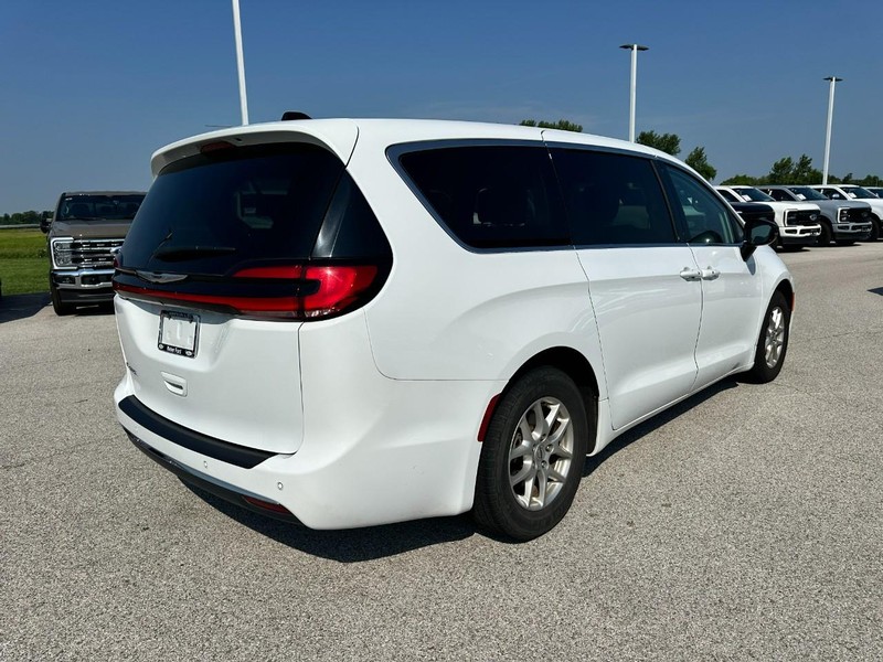 Chrysler Pacifica Vehicle Full-screen Gallery Image 6