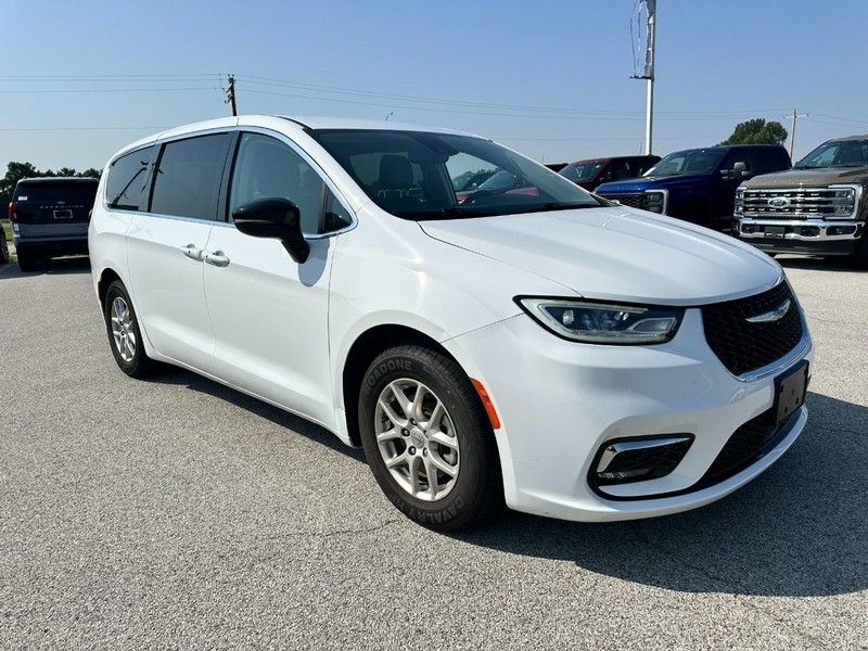 Chrysler Pacifica Vehicle Full-screen Gallery Image 8
