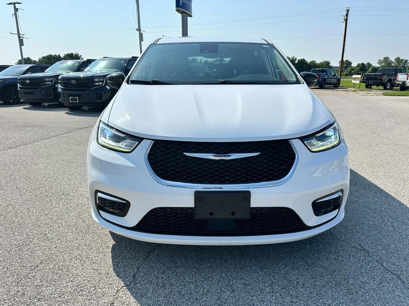 Chrysler Pacifica Vehicle Full-screen Gallery Image 9