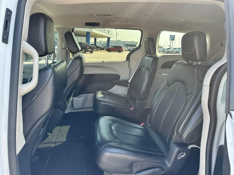 Chrysler Pacifica Vehicle Full-screen Gallery Image 10