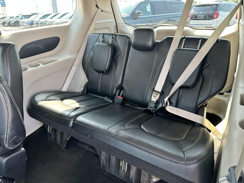 Chrysler Pacifica Vehicle Full-screen Gallery Image 11