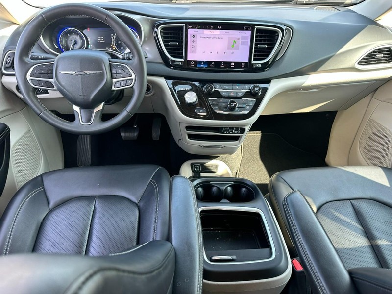 Chrysler Pacifica Vehicle Full-screen Gallery Image 12