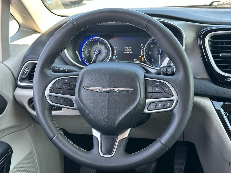 Chrysler Pacifica Vehicle Full-screen Gallery Image 13