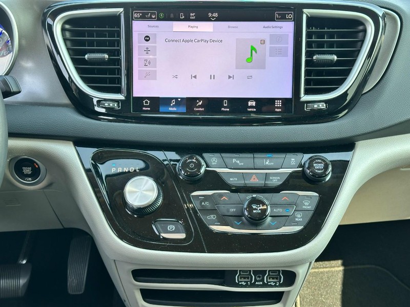 Chrysler Pacifica Vehicle Full-screen Gallery Image 14