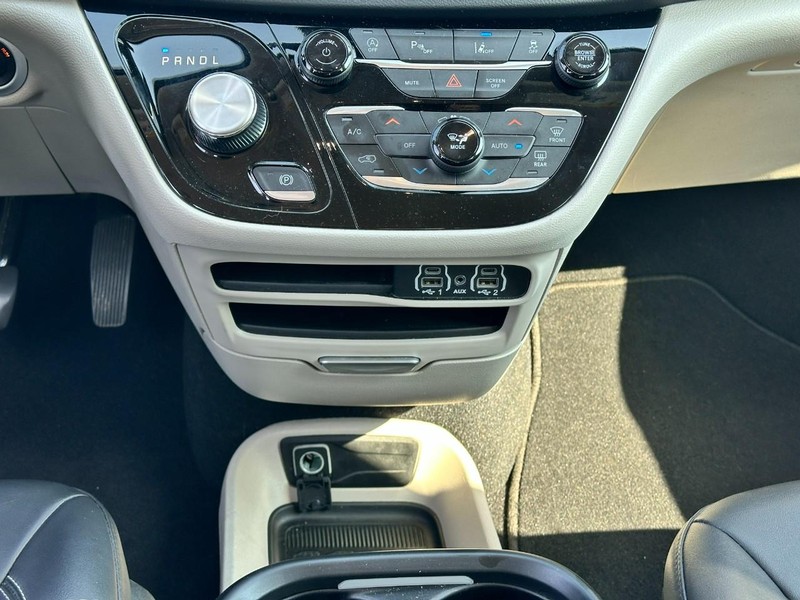 Chrysler Pacifica Vehicle Full-screen Gallery Image 15