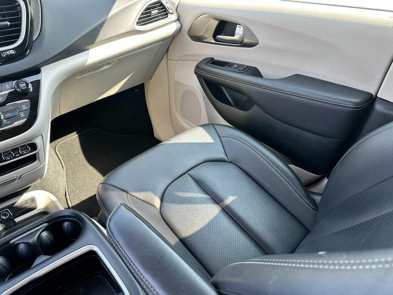 Chrysler Pacifica Vehicle Full-screen Gallery Image 16