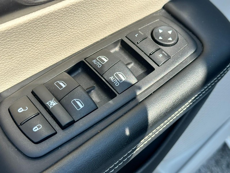 Chrysler Pacifica Vehicle Full-screen Gallery Image 17
