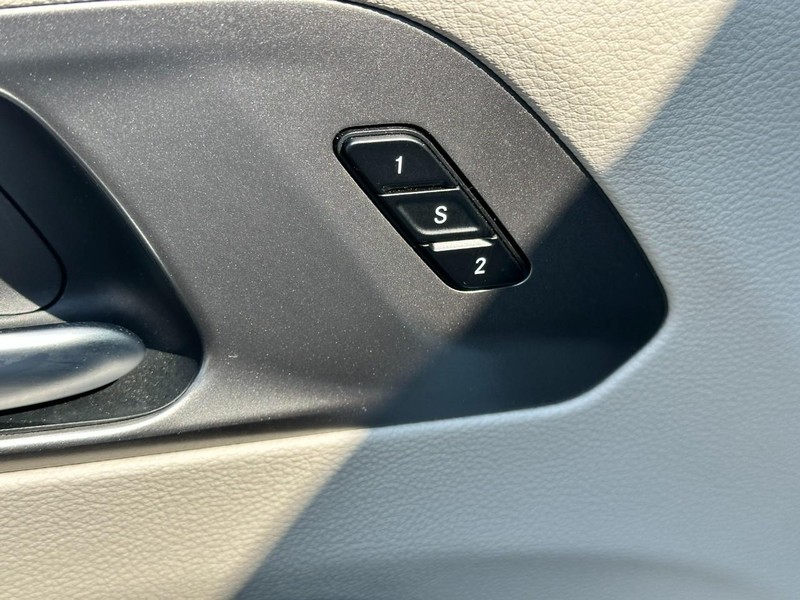 Chrysler Pacifica Vehicle Full-screen Gallery Image 18