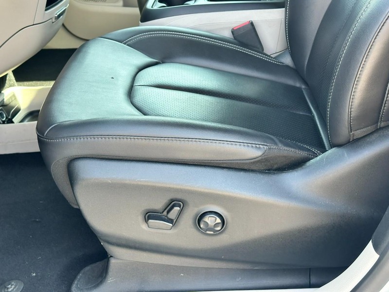 Chrysler Pacifica Vehicle Full-screen Gallery Image 19
