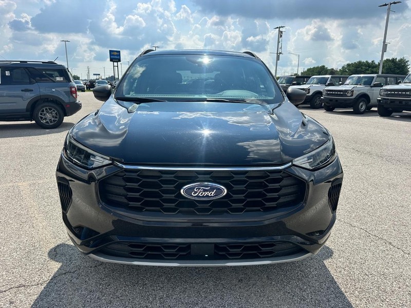 Ford Escape Vehicle Full-screen Gallery Image 9