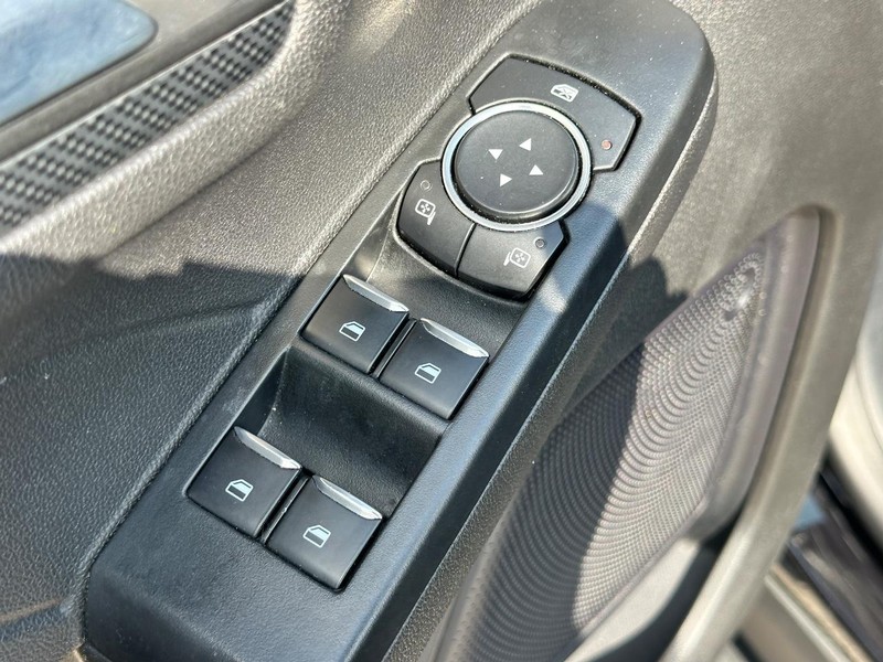 Ford Escape Vehicle Full-screen Gallery Image 16