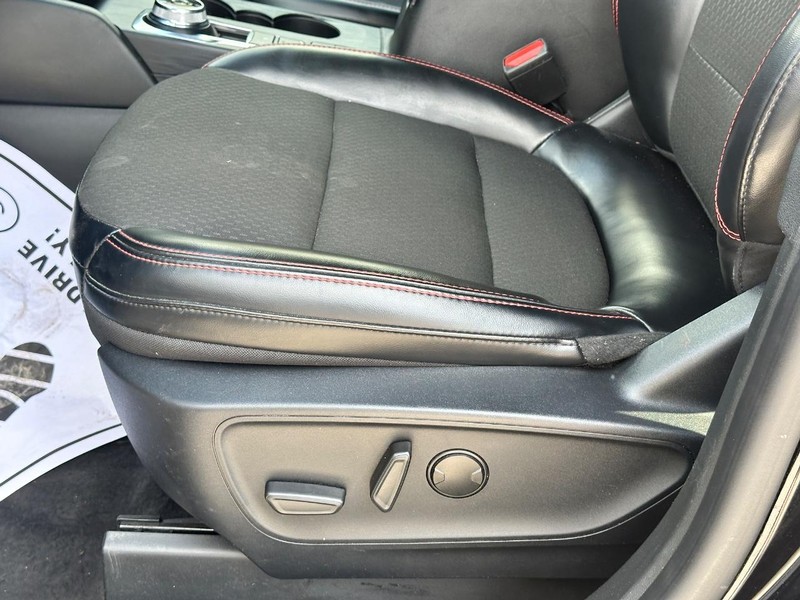 Ford Escape Vehicle Full-screen Gallery Image 17