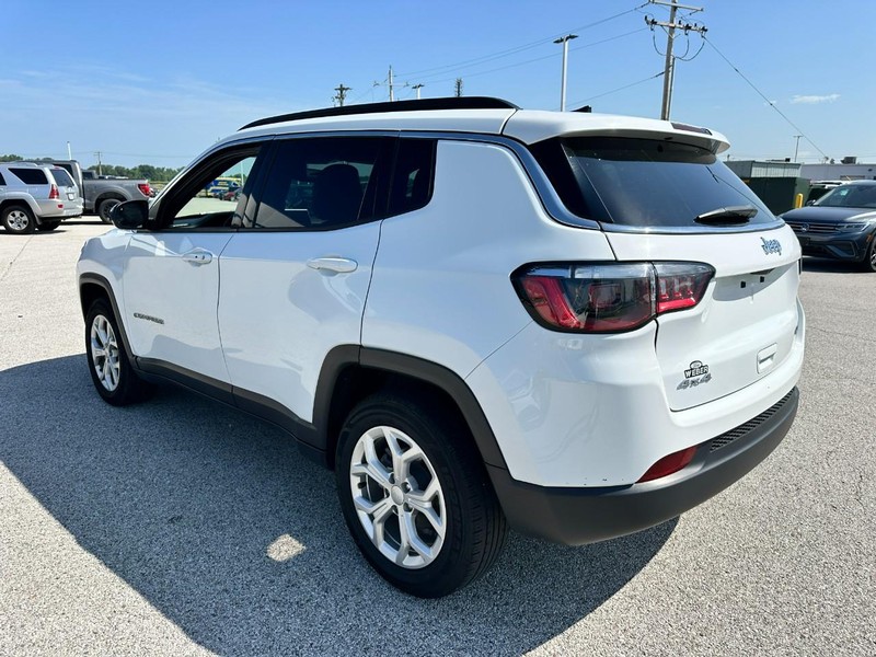Jeep Compass Vehicle Full-screen Gallery Image 3